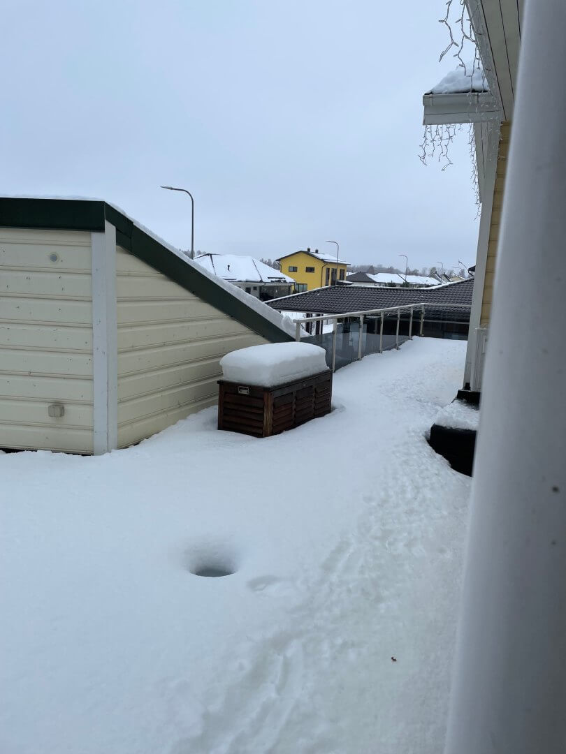 Lume lükkamine katuselt Järvamaal enne tööd.