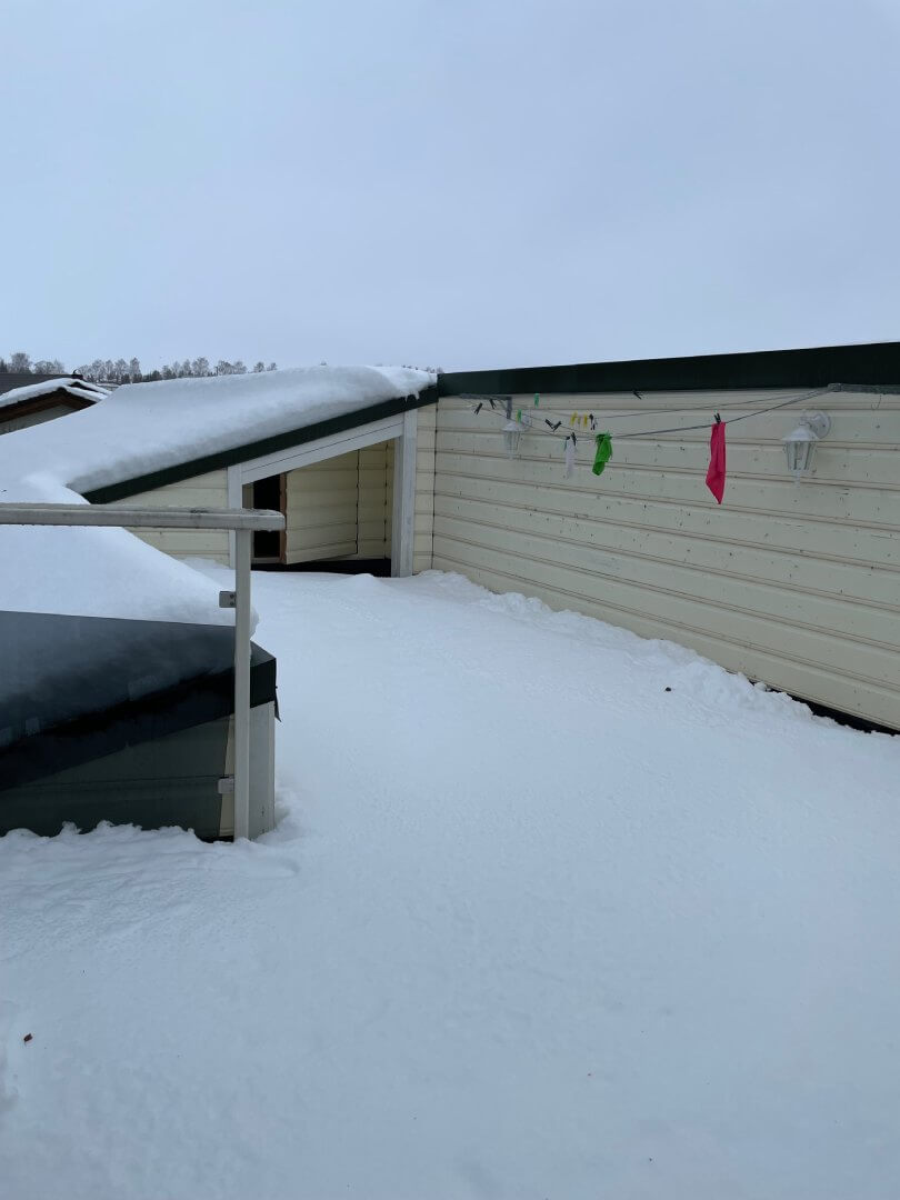Lume lükkamine katuselt Järvamaal enne tööd.