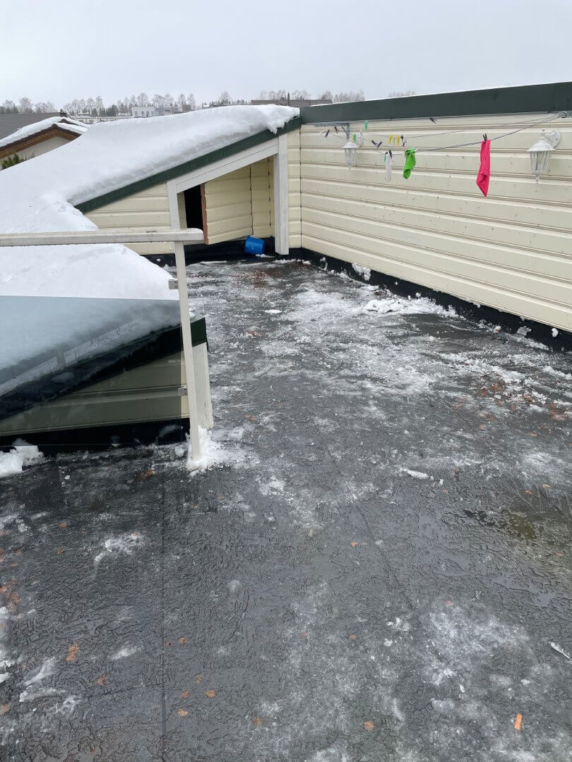 Lume lükkamine katuselt Järvamaal pärast tööd.