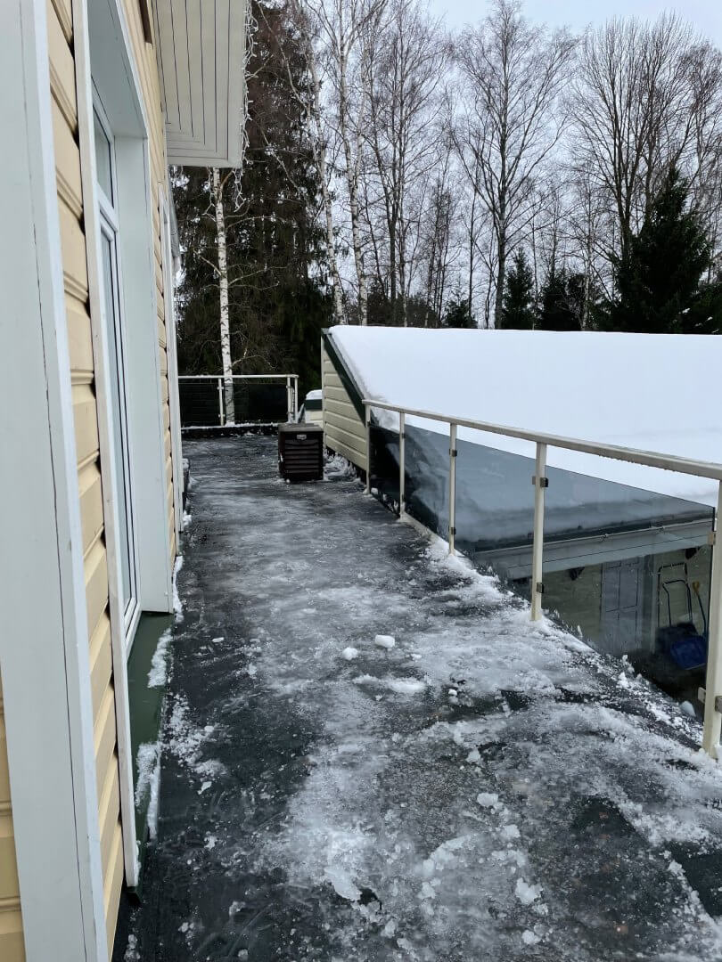Lume lükkamine katuselt Järvamaal pärast tööd.